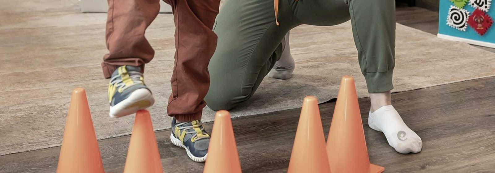 Pés de uma criança percorrendo um circuito de cones
